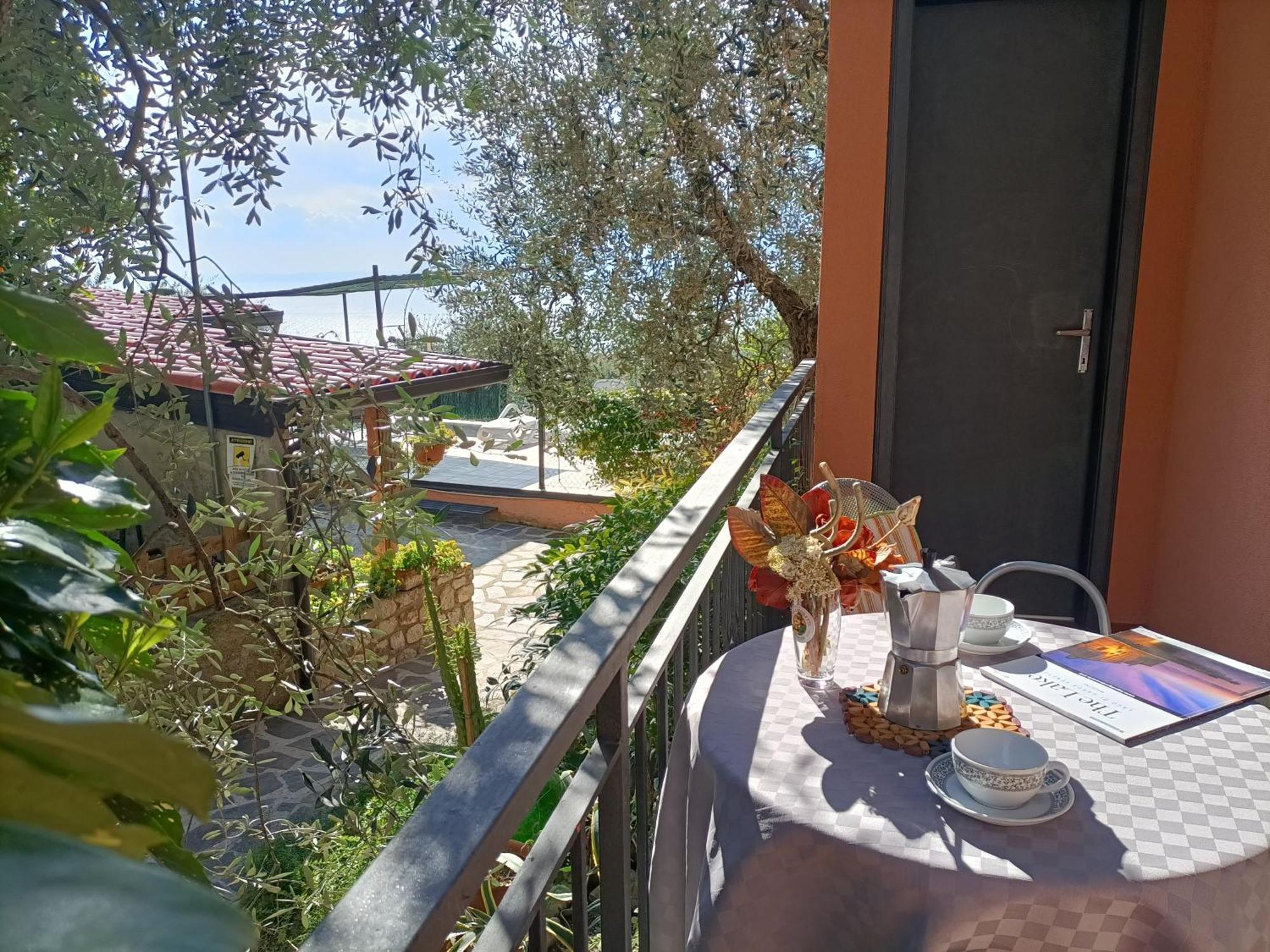 Appartamenti Casa Nina, Lago,Montagne, Uliveti Brenzone sul Garda Exterior photo